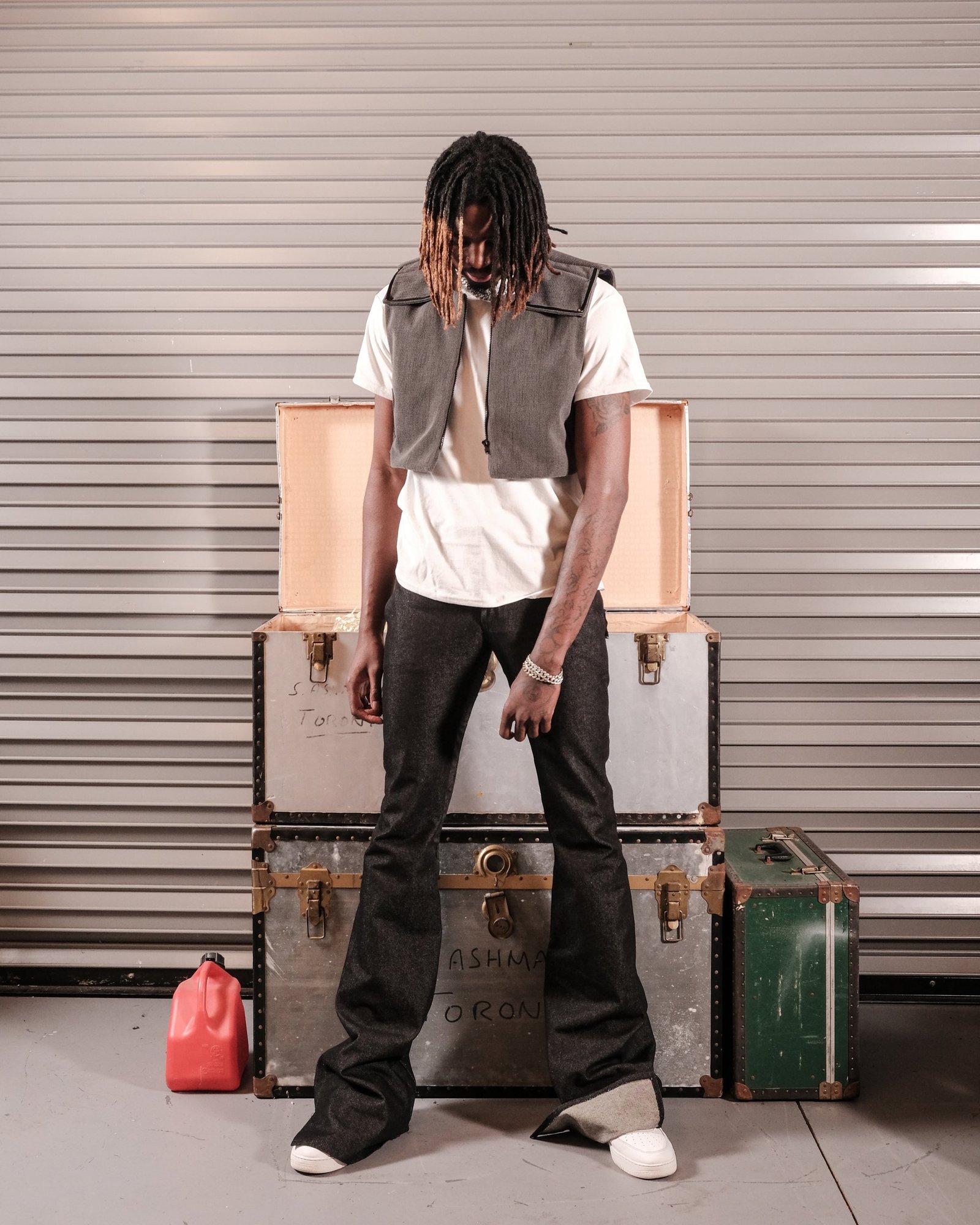 UGLIE look 04, ash cropped vest over flared denim