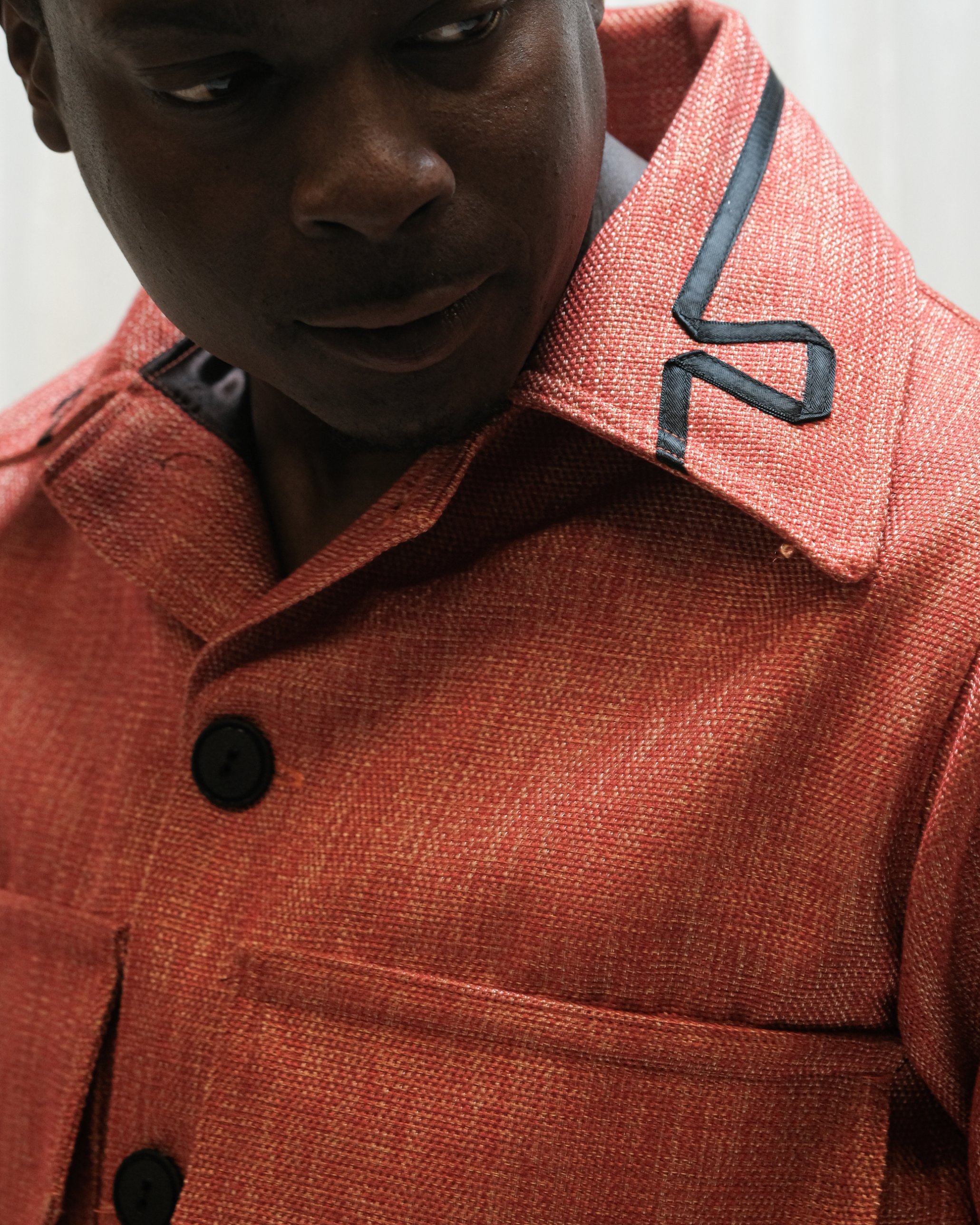 Look 10 detail, collar piping